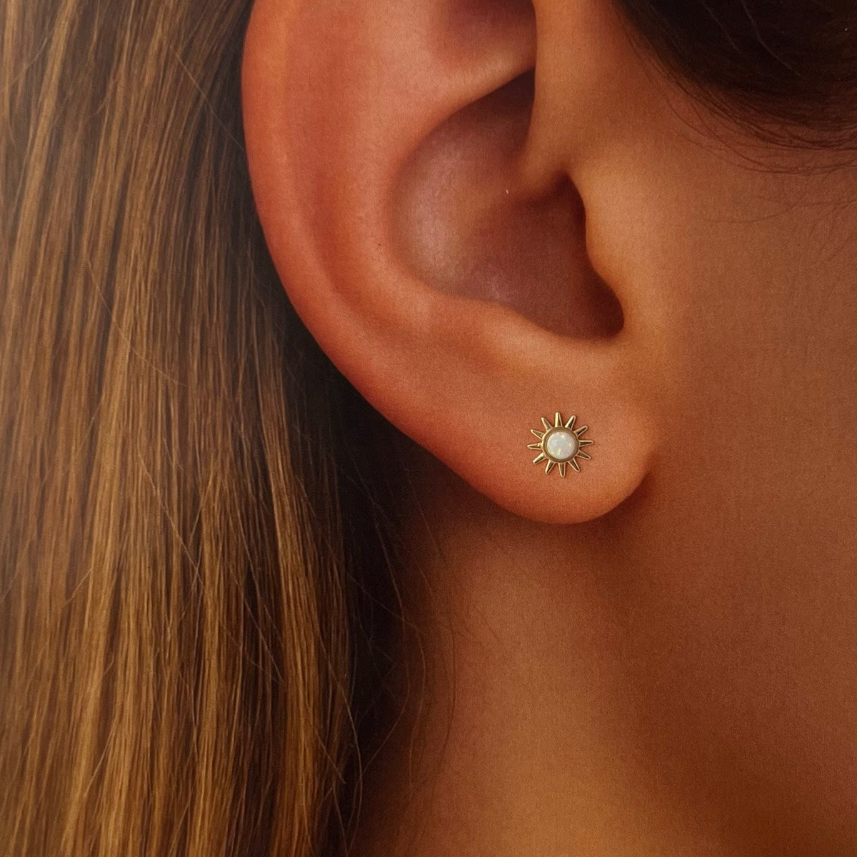 Broquel Sol Ópalo oro 10k par