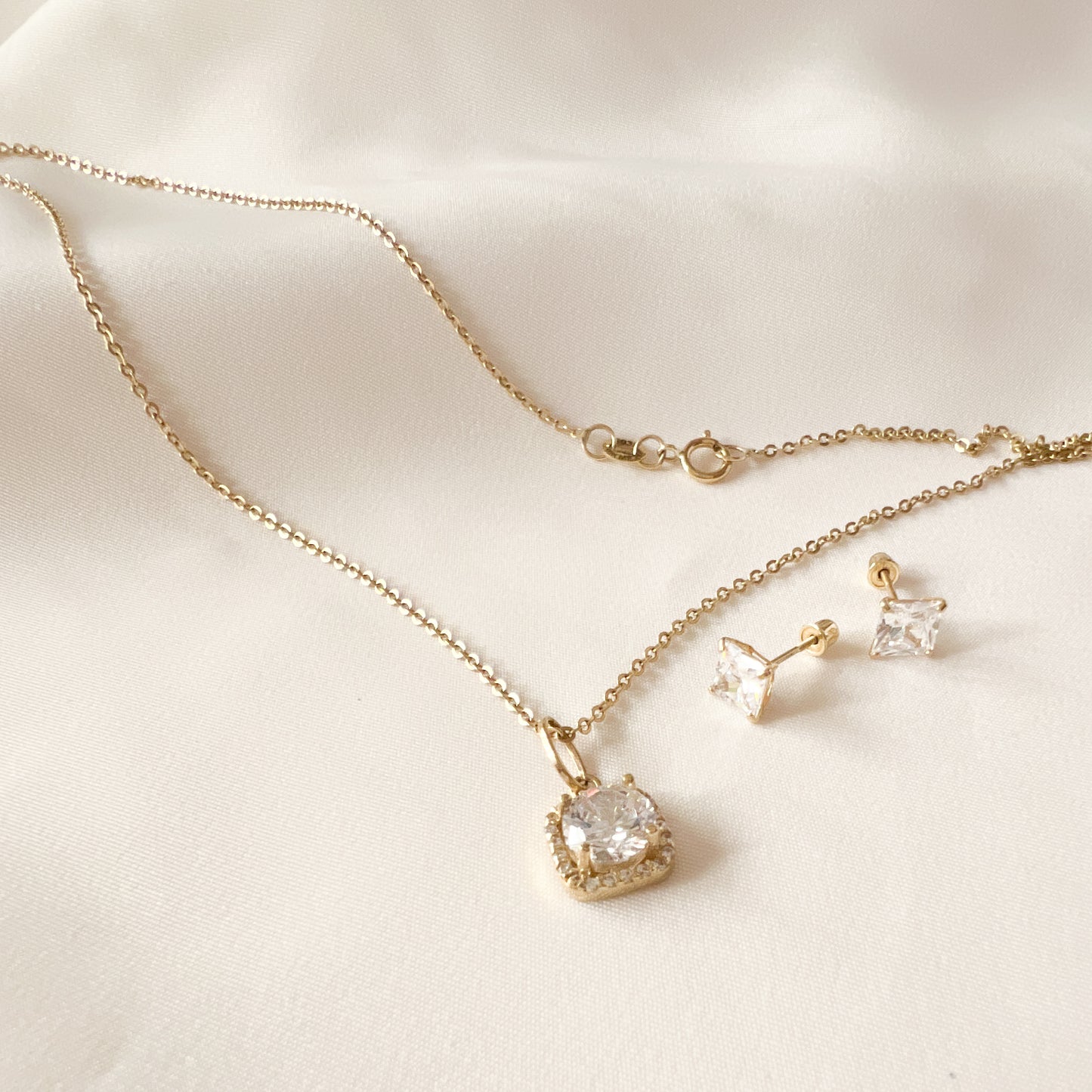 Gargantilla oro 10 Kilates con circonia cúbica al centro y marco de circonias