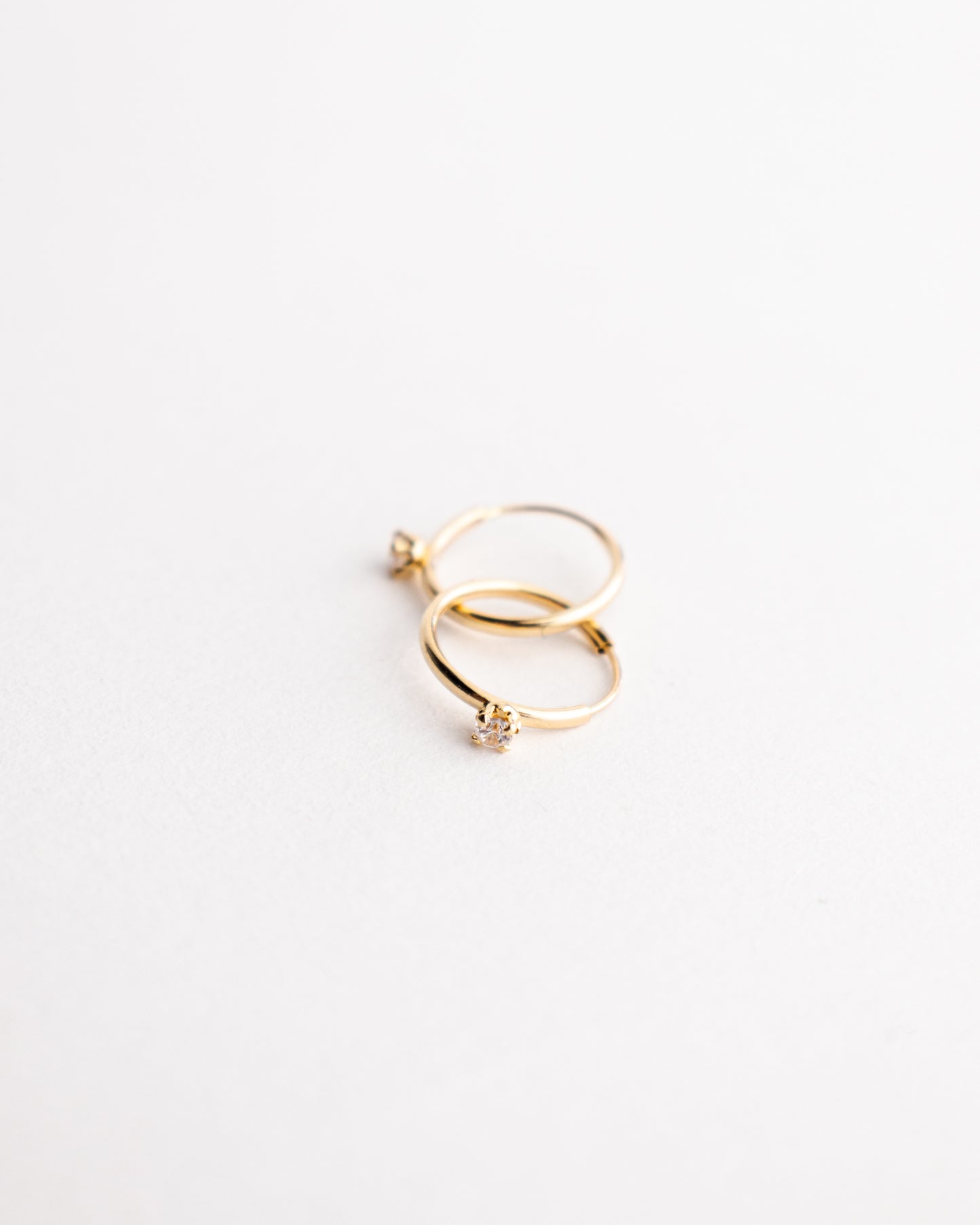 Arracada con piedra montada 10k pza