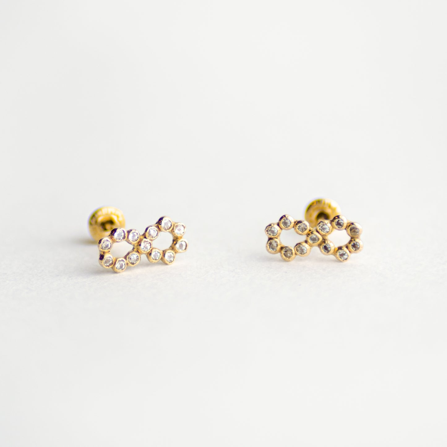 Broquel Infinito Destellos oro 10k par