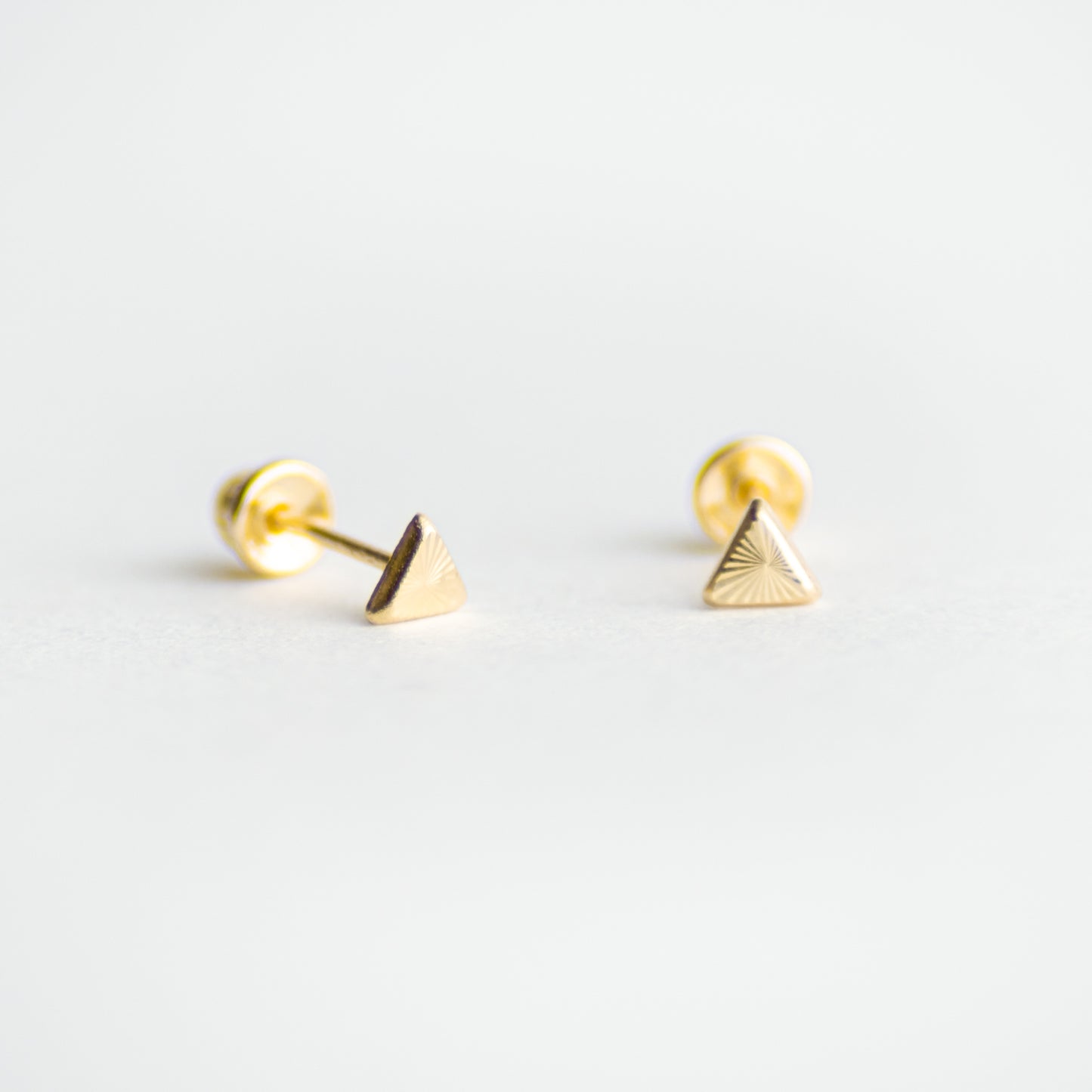 Triángulo Mini Diamantado oro 10k pza