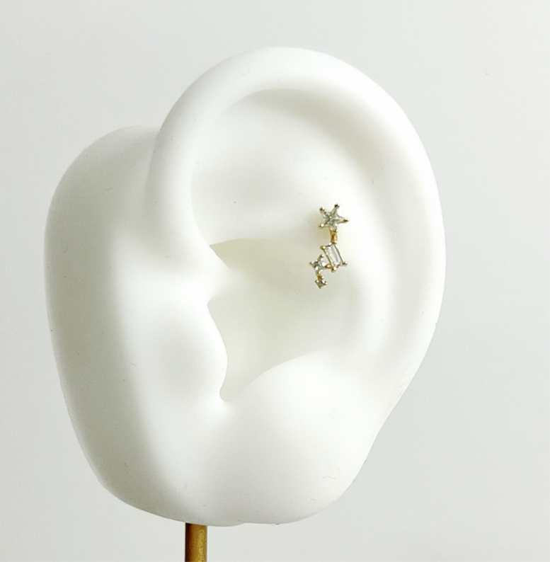 Broquel Estrella con baguette oro 10k