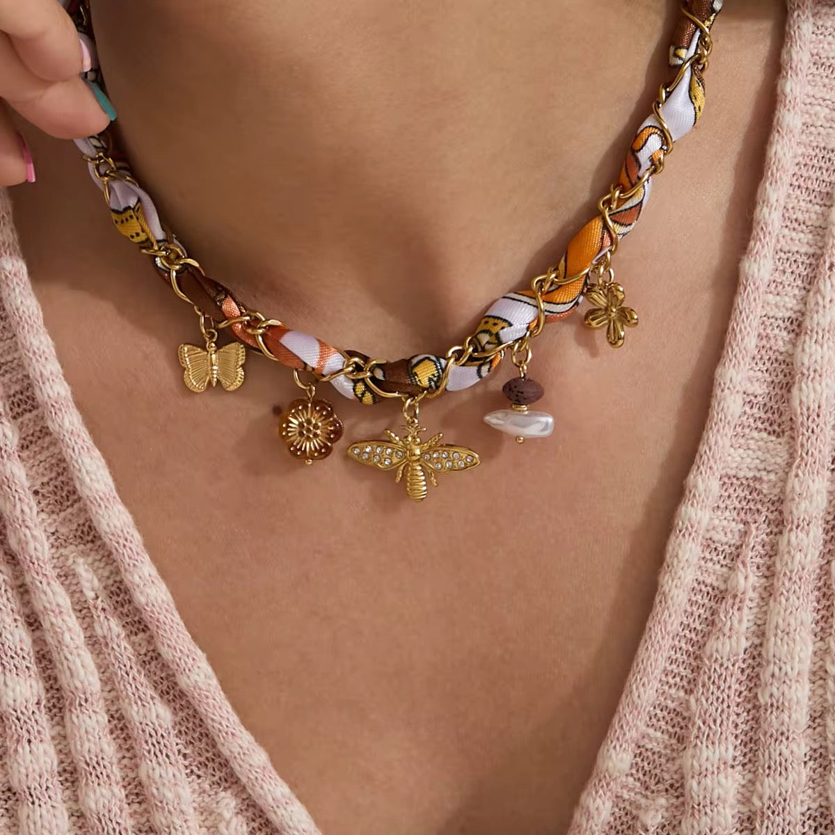 Collar Abejita & Flores