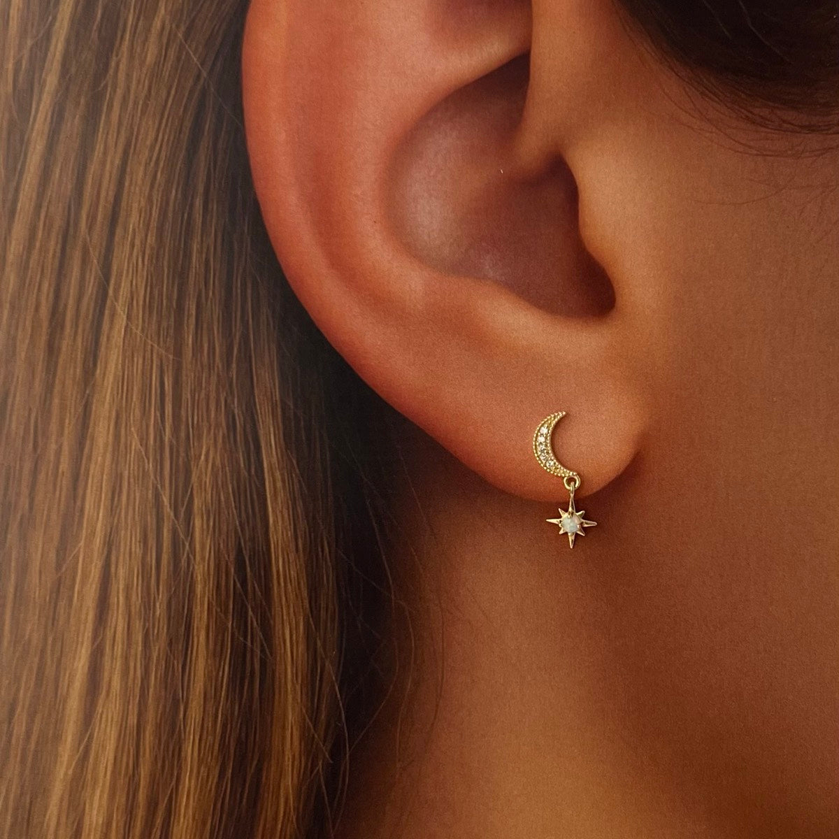 Broquel Luna y Estrella con ópalo oro 10k par