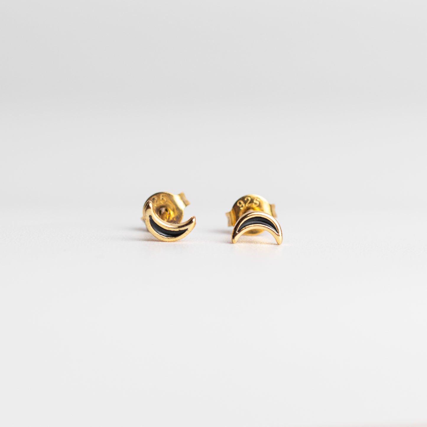 Studs Luna Esmaltada Negra