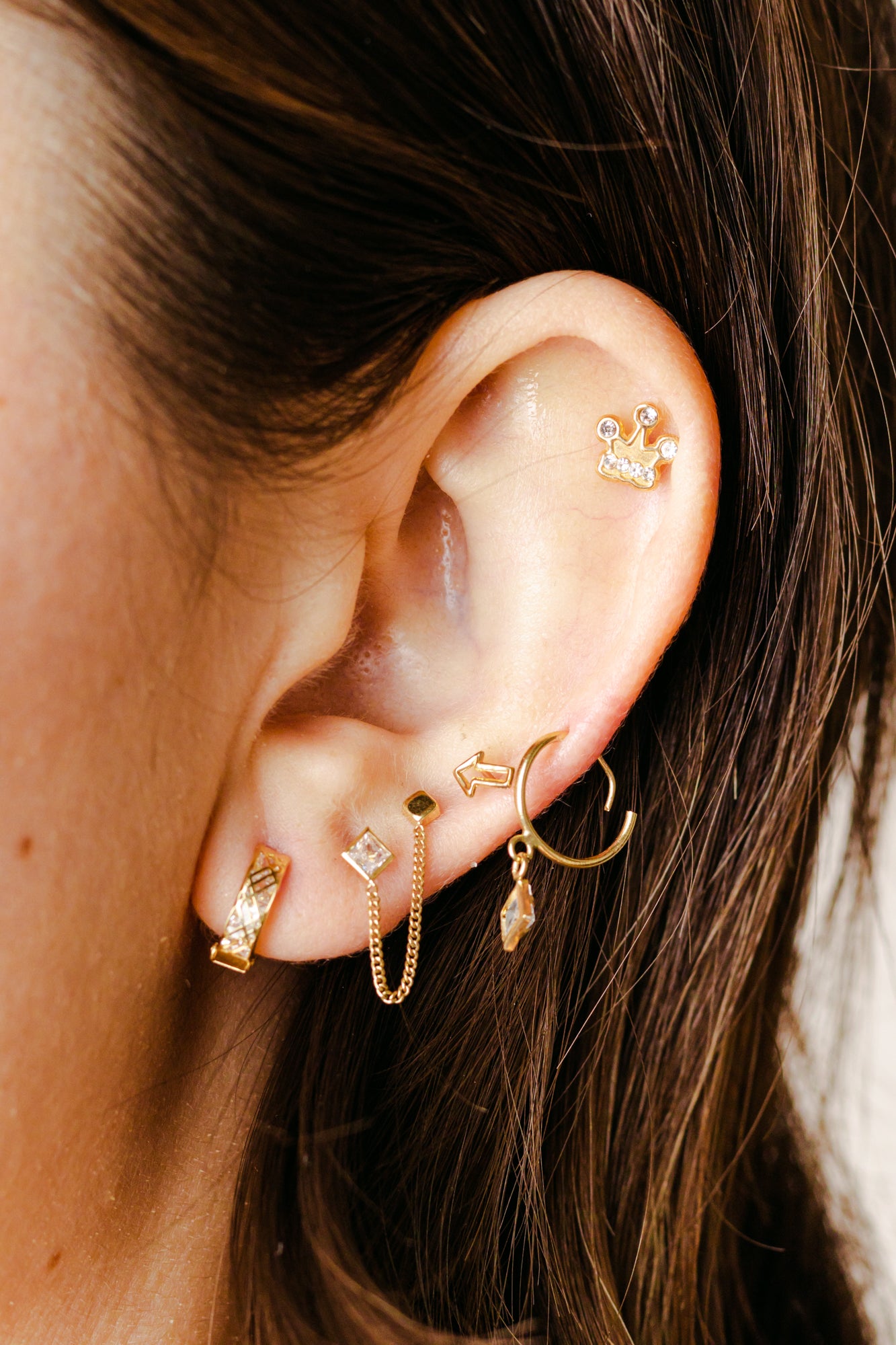 Broquel Flecha Silueta oro 10k