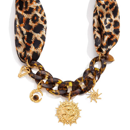 Collar Con Charms En Cadena y Tela TIpo Leopardo