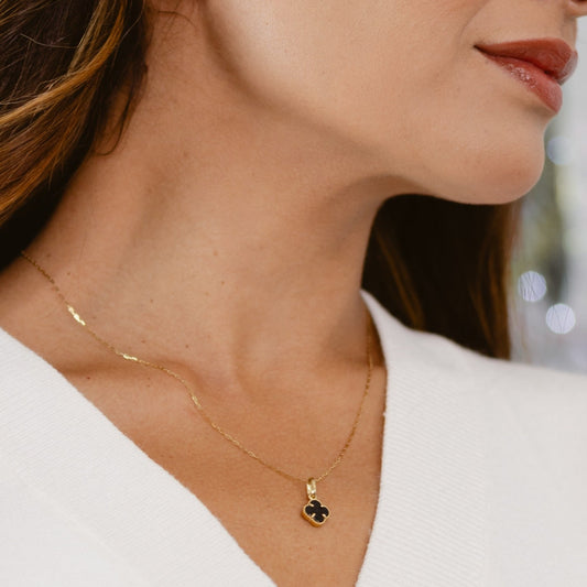 Gargantilla oro 10 kilates dije de flor trébol con piedra negra