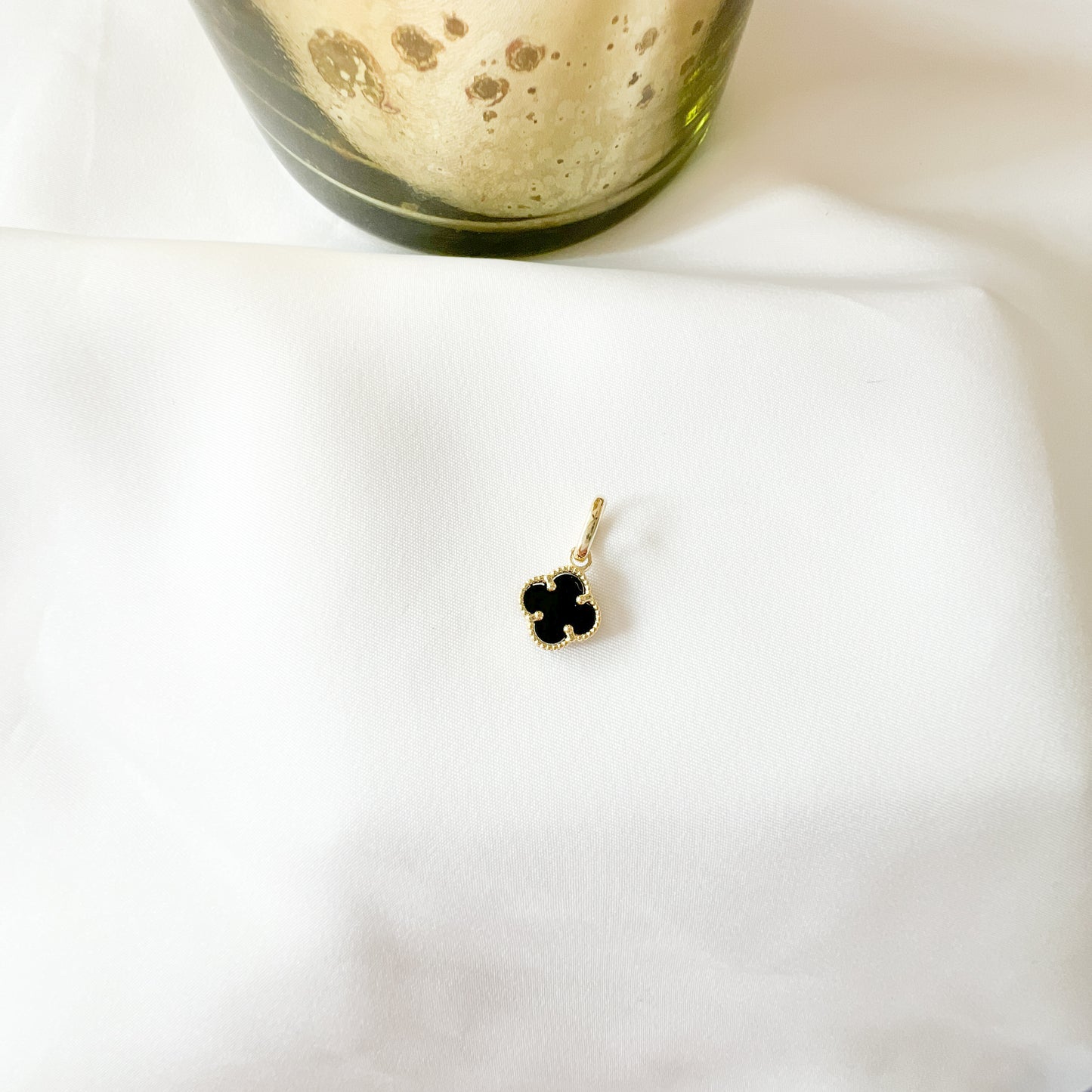Gargantilla oro 10 kilates dije de flor trébol con piedra negra