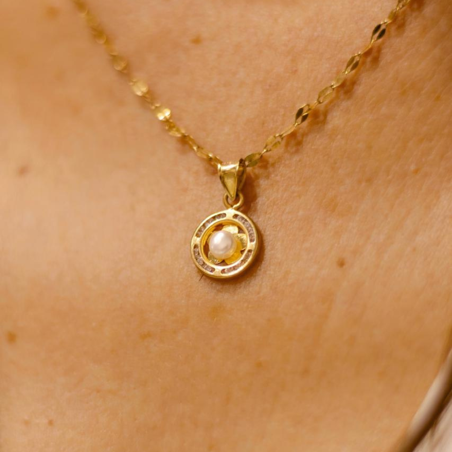 Cadena de oro con Dije Perla y Circonias