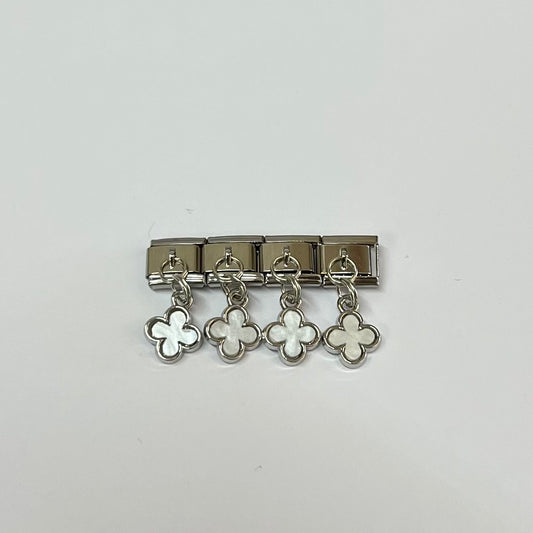 Charm colgante trébol blanco
