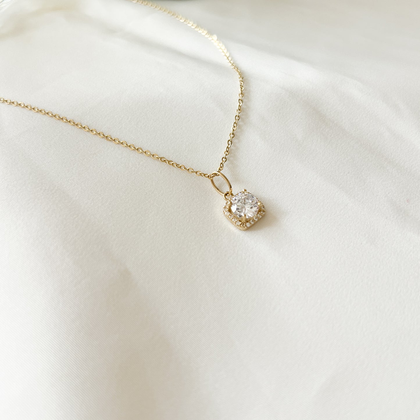 Gargantilla oro 10 Kilates con circonia cúbica al centro y marco de circonias