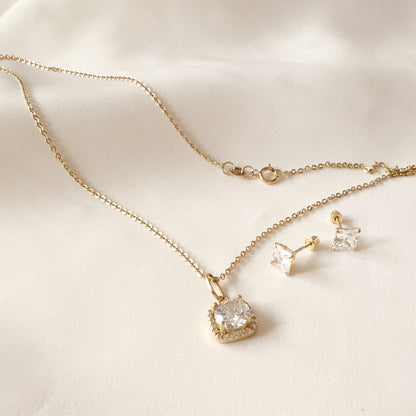 Gargantilla oro 10 Kilates con circonia cúbica al centro y marco de circonias