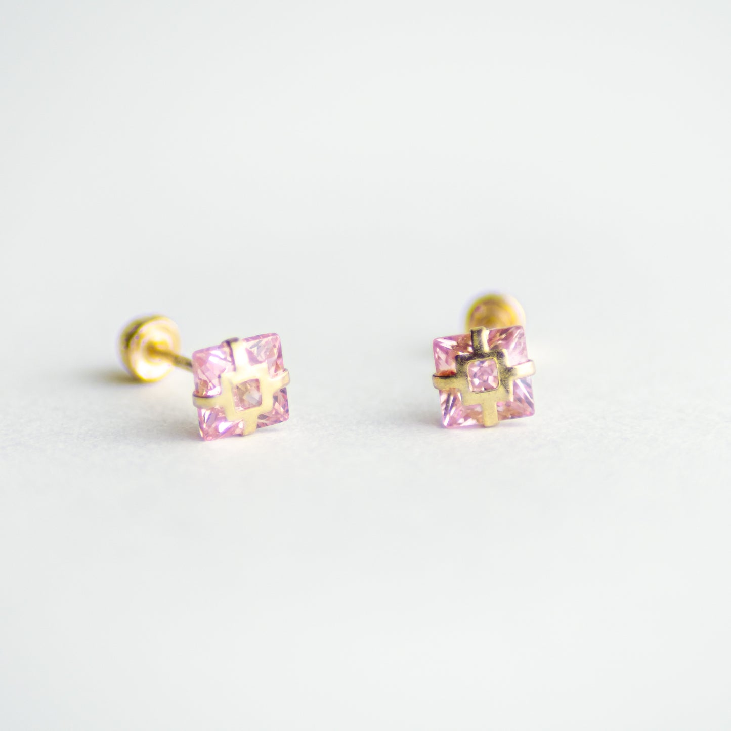 Broquel Cuadro con Zirconia oro 10k
