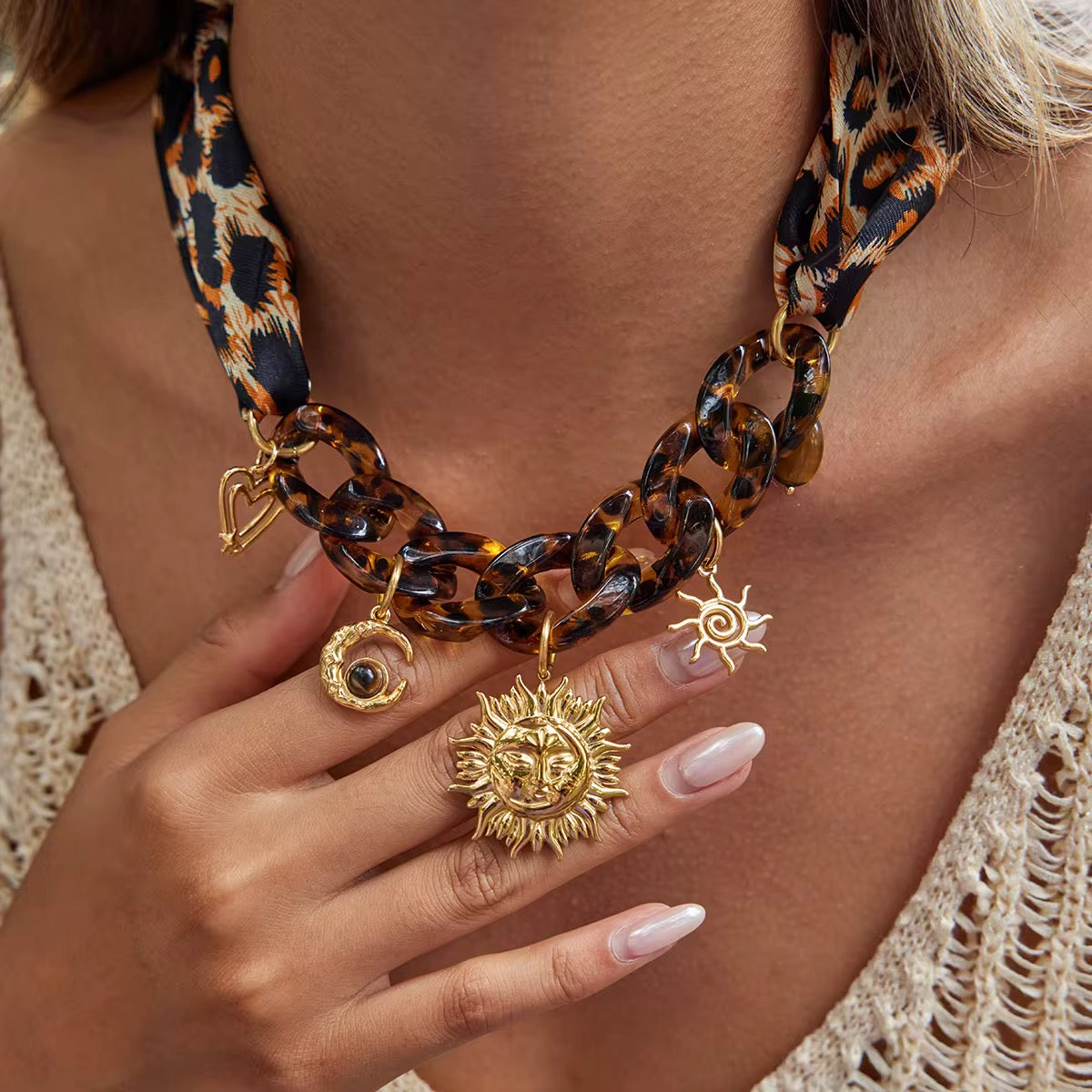 Collar Con Charms En Cadena y Tela TIpo Leopardo