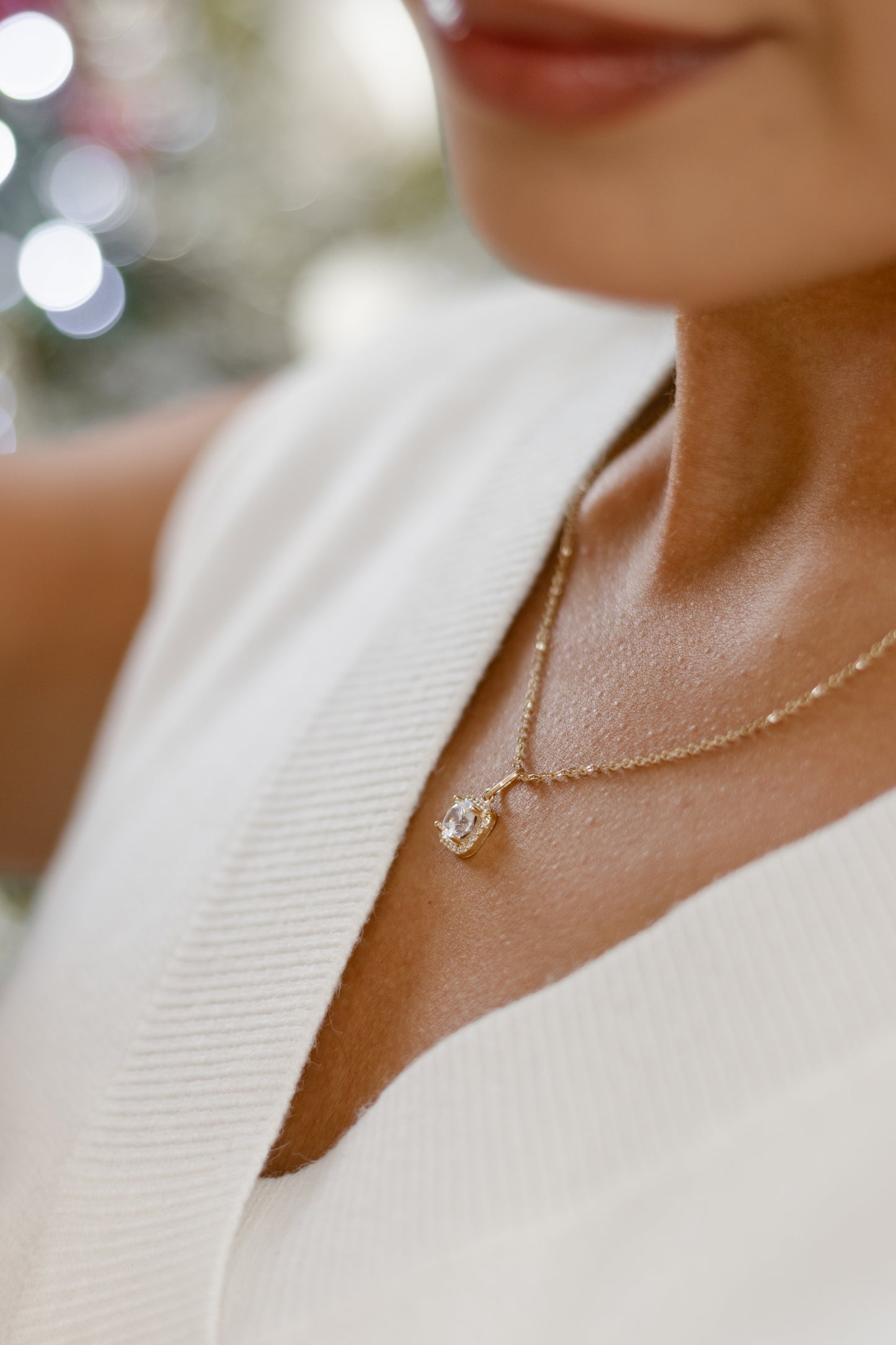 Gargantilla oro 10 Kilates con circonia cúbica al centro y marco de circonias